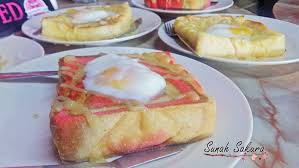 Butir telur (kacau mcm bt telur dadar) • roti (potong dadu) • bawang holland (hiris) / bwg putih • sudu mayonis • jenis sayuran hiasan (sy guna carrot & brocoli & cili bangala) • garam • serbuk lada • cheese mozzarella. Roti Kasih Dan Roti Ayang Di Ayang Cafe Kota Bharu Kelantan Sunah Suka Sakura