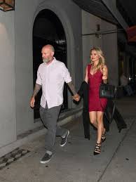 Durst was happy to take photos with a fan and speak to photographers before entering the restaurant in 2015. Fred Durst And Ksenia Beryazina Dating Gossip News Photos