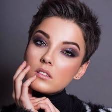 Kurzer frecher bob braune haare mit strähnen 2019 12 22. Fraulich Frisuren Fur Die Frau Pixie Haarschnitt Haarschnitt Haarschnitt Kurz