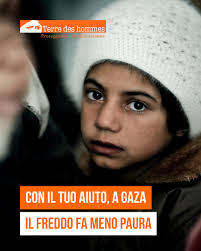 A Gaza, nelle ultime settimane, migliaia di famiglie stanno vivendo in  rifugi di fortuna, esposte a pioggia, vento e temperature che stanno  scendendo vertiginosamente. Senza indumenti pesanti né riscaldamento, molti  cercano di