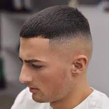 Kamu hanya perlu pergi ke barbershop dan meminta hairstylist untuk memilihkan potongan rambut yang tepat untukmu. 10 Potongan Rambut Pendek Yang Keren Untuk Pelajar