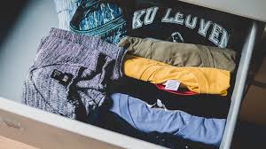Lipat baju menjadi dua setelah itu lipat dua lagi supaya ukurannya menjadi lebih kecil. Berbagai Tips Cara Melipat Baju Dengan Cepat Dan Mudah