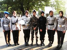 Kepolisian inggris sebenarnya punya seragam jilbab khusus untuk polwan yang beragama islam. Sipropamresbasel Payung Hukum Polwan Berjilbab