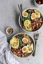 Quinoa Bowls With Sesame Tofu Avocado And Pistachios Ricetta Cibo Spuntini Salutari Ricette Vegetariane