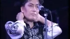 君が泣くのを見た