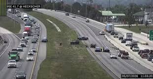 2 people seriously hurt in multi-vehicle crash on I-295 SB at Heckscher Drive