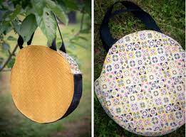Les dessous de verre et le chemin de table de la même collection sont également disponibles. Le Sac Cabas Rond Reversible Les Tutos Couture De Dodynette