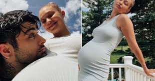 Gigi recently shared a few pics of a beautiful. Zayn Malik Rests Head On Gigi Hadid Baby Bump In Unseen Pregnancy Pics Metro News