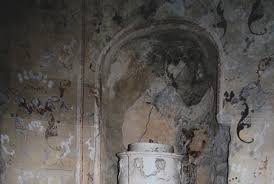 Jogi diplomát szerzett, de jogászként a lelkiismeretével össze nem egyeztethető döntéseket is kellett volna hoznia, ezért pályát módosított. Keszen Van Az Edelenyi Kastely