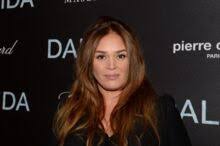 Lola lit l'homme qui tremble. Lola Dewaere Astrid Et Raphaelle La Fille De Patrick Dewaere Ne Supporte Pas Son Physique Gala