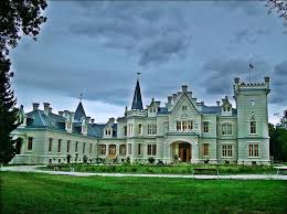 A kastély homlokzata változatos, összképében mégis harmonikus egységet sugároz. Nadasdy Kastely Tornyos Csipkes Szazkemenyes Top7hungary