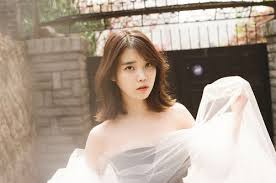 14 Beautiful Dresses Worn By Gorgeous K Pop Idols Iu Short Hair Short Hair Styles Wedding Hairstyles