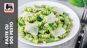 Pentru o cină sau un prânz ușor, dar delicios, îți recomandăm o porție generoasă de paste cu sos pesto și parmezan deasupra. Paste Cu Sos Pesto Youtube