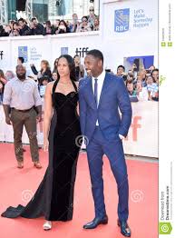 Lorsque lord menace revient d'entre les morts pour terroriser san antonio, l'ancien. Acteur Idris Elba A La Premiere Du La Montagne Entre Nous Pendant L International 2017 De Toronto Photographie Editorial Image Du Acteur Directeurs 100423537