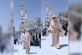 Gamis terbaru 2019 atasan cardigan tunik hijabjilbabpashminakhimar. Foto Gaya Gaya Cetar Manja Ala Syahrini Saat Ibadah Umrah