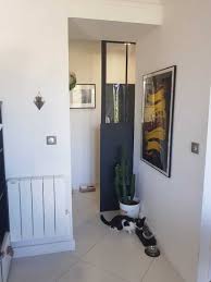 Esthetique Et Astucieuse La Porte Coulissante Permet De Separer Les Espaces En Adoptant Porte Coulissante Verriere Porte Coulissante Idee Deco Entree Maison