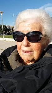 Raquel Yebra Portillo, leyendo poemas de Julia Estevan