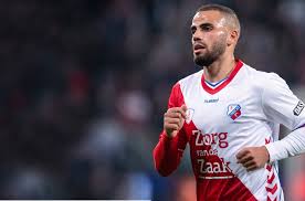 Oussama tannane'nin bu sene fenerbahçe'nin transfer edeceği isimlerden biri olduğu öne sürüldü. De Harde Lessen Van Oussama Tannane Gevangen Op Een Eiland Avv Zeeburgia