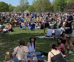 This one is one of the more sit outside and drink for people in the 20s/30s living that bohemian trendy lifestyle. Dangerous And Selfish City Officials Outraged Over Massive Crowds At Trinity Bellwoods 680 News