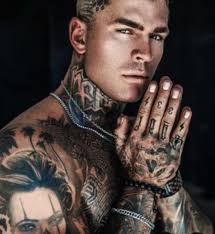 No estás yendo demasiado lejos? —indagué con voz sensual. —Al igual que tú  ayer, no pienso detenerme hasta oírte gritar mi nombre. Sus traviesas manos  apretaban mis senos, masajeando mis erectos pezones