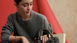 Jede bestellung wird in der besonderen dior verpackung geliefert Luxury Daily