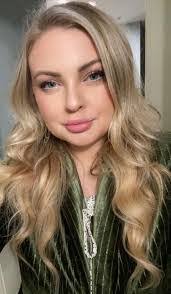 Julie Battin's Instagram, Twitter & Facebook