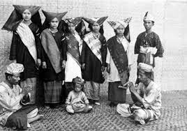 Adat perpatih dan adat temenggung merupakan adat yang paling banyak diamalkan di kawasan azzal abu talib, sistem bersuku masyarakat adat perpatih di negeri sembilan kajian kes : The Patriots Adat Perpatih Negeri Sembilan Vs Adat Facebook