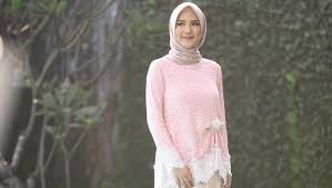 Kebaya potongan peplum warna salmon dan hijab square, pasangkan dengan sarimbitan rok dan kemeja batik sido luhur warna gold biar lebih serasi. Foto Inspirasi Baju Lamaran Untuk Hijabers Dari Para Selebgram Cantik