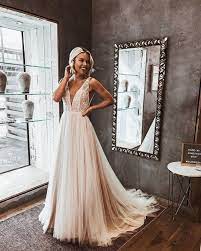 Damit sieht steffi einfach nur traumhaft aus. Leichte Champagner Spitze Und Tull Boho Brautkleid Daisystyledress Hochzeiten Hochzeit Boho Brautkleid C Boho Hochzeitskleid Braut Kleider Hochzeit