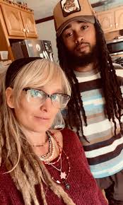 Is there anyone here in central Georgia (ATL, Cordele or Valdosta) or the  Ocala, Florida area willing to come to a professional Loctitian for a new  set of dreads? I'm the inventor