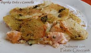 Mettete dell'olio extravergine di oliva in una padella, accendete il fuoco, quindi ponetevi a friggere delicatamente le fettine di salmone infarinate. Salmone Fresco Con Patate Croccanti Paprika Dolce E Cannella