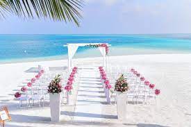 A couple kissing under arch during beach wedding ceremony. 100 000 Best Beach Wedding Photos 100 Free Download Pexels Stock Photos