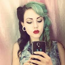 25 Women That Rocked Split Dyed Hair Split Dyed Hair Rockabilly Hair Black And Green Hair