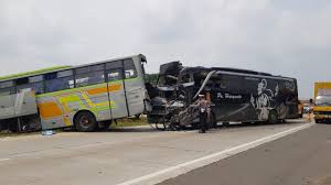 Entdecke rezepte, einrichtungsideen, stilinterpretationen und andere ideen zum ausprobieren. Ditabrak Bus Saat Perbaiki Kendaraan Di Bahu Tol Sopir Dan Kernet Tewas