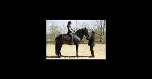 Trois ans après une rupture dramatique qui a bouleversé son existence, alexandra réapprend à vivre et à aimer grâce à la rencontre troublante d'un vieux maître d'équitation et de son cheval. Telecharger Film Danse Avec Lui Ninje Visithoniton Com