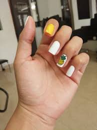 Llevar las uñas decoradas con dibujos está muy de moda, especialmente si son diseños actuales. Unas Con Pinas