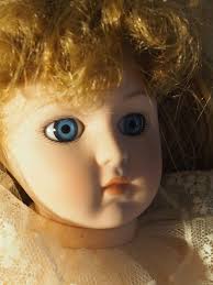 Muñeca embrujada Daisy: espíritu activo y amigable con caja de música con  campanillas