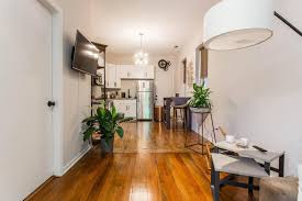 It costs $2.25 to get from bronzeville to the downtown area by train. Apartment Cozy 1 Bedroom Close To Downtown Chicago Il Booking Com
