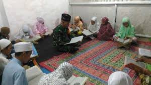 Check spelling or type a new query. Anggota Tni Mengajar Baca Al Quran Dan Mengaji Puluhan Anak Di Boltim Tribun Manado