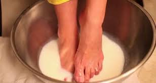 Il Faut Tremper Vos Pieds Dans Du Lait Et Du Bicarbonate De Soude Soin Des Pieds Soins Des Pieds Pieds Lisses