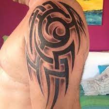 If you want a half body covered design, then you can make it look feminine with flowers and other associated patterns like this. Tribal Tattoos With Shading Tribal Tattoos Fur Manner Korperkunst Tattoos Stammestattoo Designs