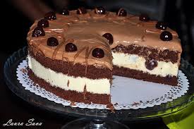 Ca si decor puteti folosi nuci caramelizate (cum am folosit eu) sau bomboane colorate sau poate fi lasat asa. Tort Cu Crema De Ciocolata Si Visine Din Visinata Retete Culinare Cu Laura Sava Cele Mai Bune Retete Pentru Intreaga Familie