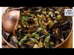 Mussels With Pasta And Tomatoes Nigella At My Table Episode 6 Bbc Two Youtube Italian Recipes Traditional Nigella Lawson Recipes Nigella