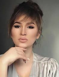 اعتمدت بعض النجمات العرب موضة الغرة القصيرة أو ما يسمى بالغرة الكورية، حيث لاقت على الكثير منهن وزادتهن نعومة وجمالاً. Ù‚ØµØ§Øª ØºØ±Ù‡ Ù…Ø¯Ø±Ø¬Ù‡ Ù„Ù„Ø´Ø¹Ø± Ø§Ù„Ø·ÙˆÙŠÙ„