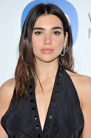The new rules singer has shared a photo of herself grinning at the camera while on holiday in new york and has shown that she's channelling natural vibes. See Dua Lipa S Hair Evolution In 33 Photos British Vogue