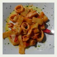 350 gr di pasta calamarata, 2 calamari (circa 600 gr), 300 gr di pomodorini ciliegini, olio e.v.o., un bicchiere di vino bianco, sale q.b., 1 peperoncino rosso fresco, un ciuffo di prezzemolo, 1 spicchio. Calamarata Ricettedi It