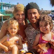 Esta noche en de tú a tú, martín cárcamo llegó hasta la residencia de rafael araneda, quien recordó el difícil momento que vivió después de sufrir un asalto con su familia. Unimas Tbt De Rafa Araneda Y Su Familia En El 2006 Repost Rafael Araneda Facebook