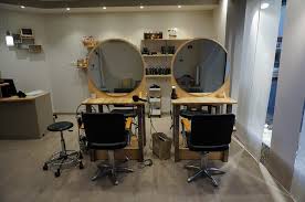 Agencement de votre salon coiffure et d'esthétique nos architectes & commerciaux vous accompagnent dans votre projet de a à z nos équipes d'architectes d'intérieur et de commerciaux sont à votre disposition pour vous accompagner dans votre démarche d'ouverture ou de rénovation de votre salon de coiffure. Amenagement D Un Salon De Coiffure A Chateauneuf Du Faou Mas29 Menuiserie Agencement Service