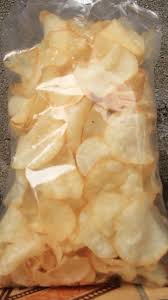 Keripik singkong dengan ukuran kemasan kecil cocok dijadikan camilan untuk dimakan sendirian. Ceriping Singkong Bu Saniah Desa Samiranan