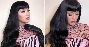 Purtroppo bisogna dire che non è un colore adatto a tutte non solo e richiede continue attenzioni, rischiando di rovinare la chioma. Katy Perry Canali Icona Bettie Page Degli Anni 50 Con Lunghi Capelli Neri E Frangia Spuntata I Migliori Consigli Di Intrattenimento Moda Bellezza Fitness E Cibo E La Possibilita Di Acquistare